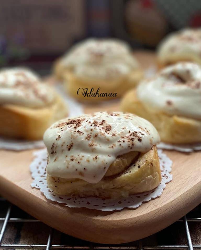 Roti Cinnamon Rolls Dengan Topping Tiramisu Pasti Laku Keras