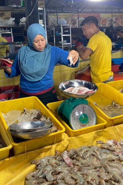 Syurga Makanan Laut, Wanita Ini Teruja Tengok Semuanya Saiz XXXL di Todak Waterfront, Sabah