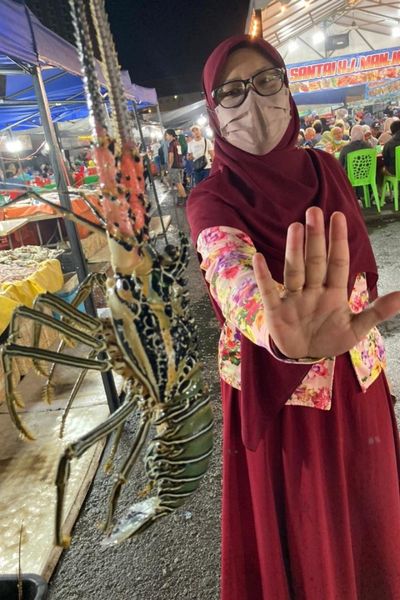 Syurga Makanan Laut, Wanita Ini Teruja Tengok Semuanya Saiz XXXL di Todak Waterfront, Sabah