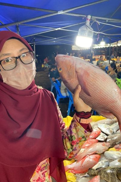 Syurga Makanan Laut, Wanita Ini Teruja Tengok Semuanya Saiz XXXL di Todak Waterfront, Sabah