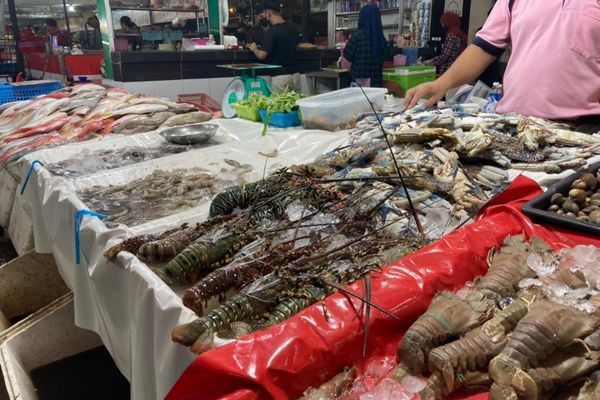 Syurga Makanan Laut, Wanita Ini Teruja Tengok Semuanya Saiz XXXL di Todak Waterfront, Sabah
