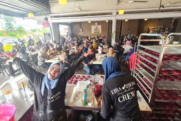 Viral Donat Red Velvet Eira Aziera, Terjual 3,000 Biji Dalam Masa 2 Jam, Pelanggan Sanggup Beratur Panjang, Ini Rahsia Kejayaannya