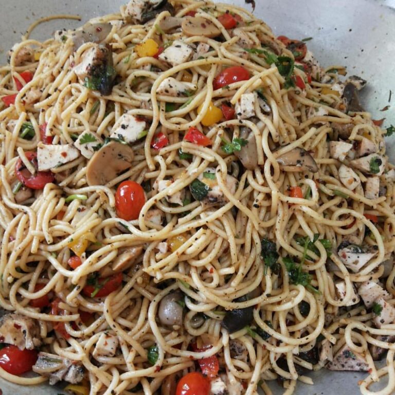 Spaghetti Aglio Olio Makan Dengan Grilled Chicken, Menu Sihat Hujung Minggu