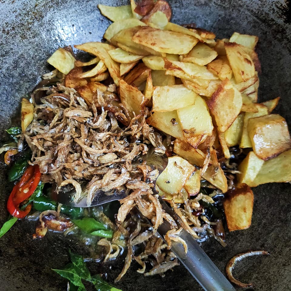 Ikan Bilis Kentang Tumis Suhun, Lauk Simple Tapi Paling Laju Habis