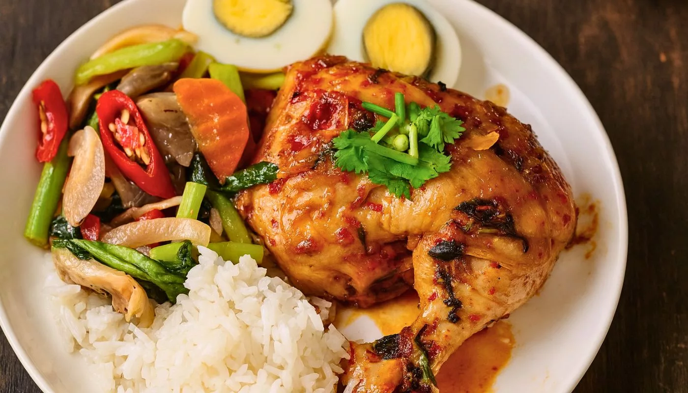 Tak Perlu Banyak Bahan, Resipi Ayam Rebus Ni Memang Sedap & Mudah!