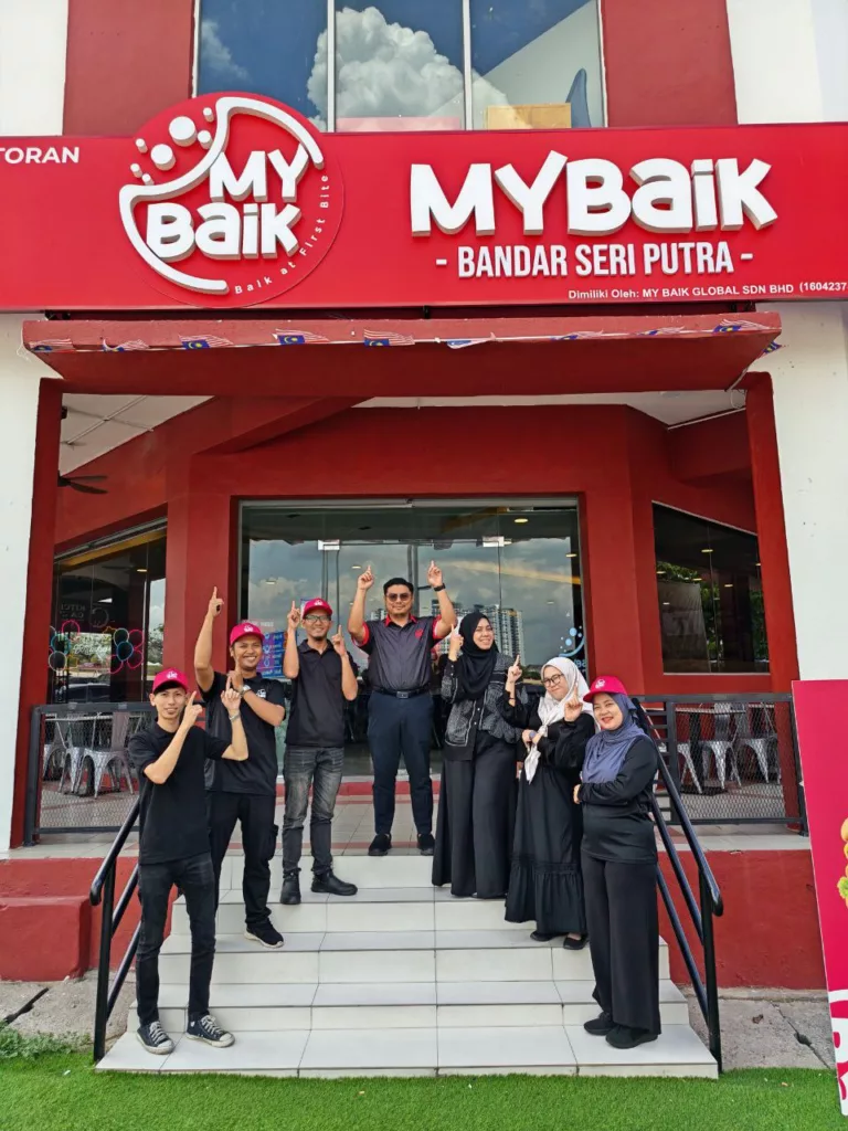 Dulu Peguam, Kini Usahawan Ayam Goreng! MyBaik Fastfood Muslim Buatan Malaysia Pertama Dilancarkan di Bandar Seri Putra