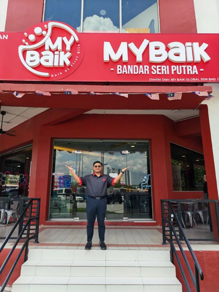 Dulu Peguam, Kini Usahawan Ayam Goreng! MyBaik Fastfood Muslim Buatan Malaysia Pertama Dilancarkan di Bandar Seri Putra