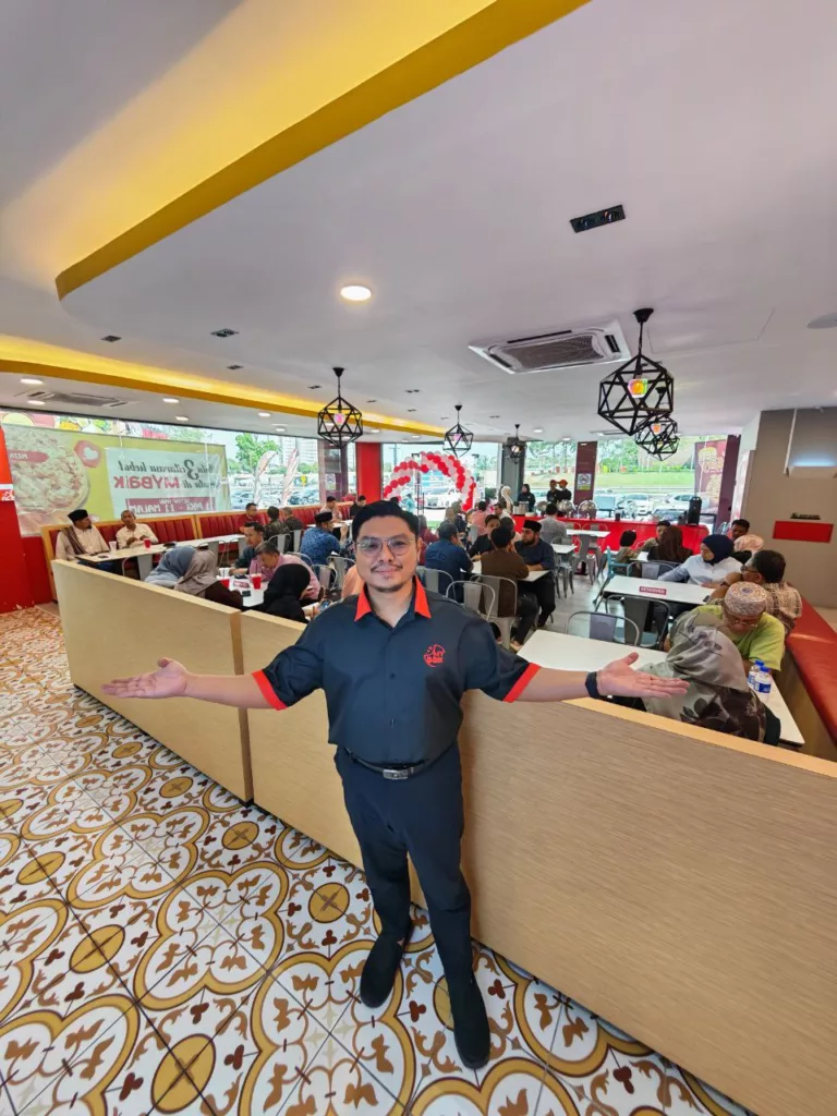 Dulu Peguam, Kini Usahawan Ayam Goreng! MyBaik Fastfood Muslim Buatan Malaysia Pertama Dilancarkan di Bandar Seri Putra