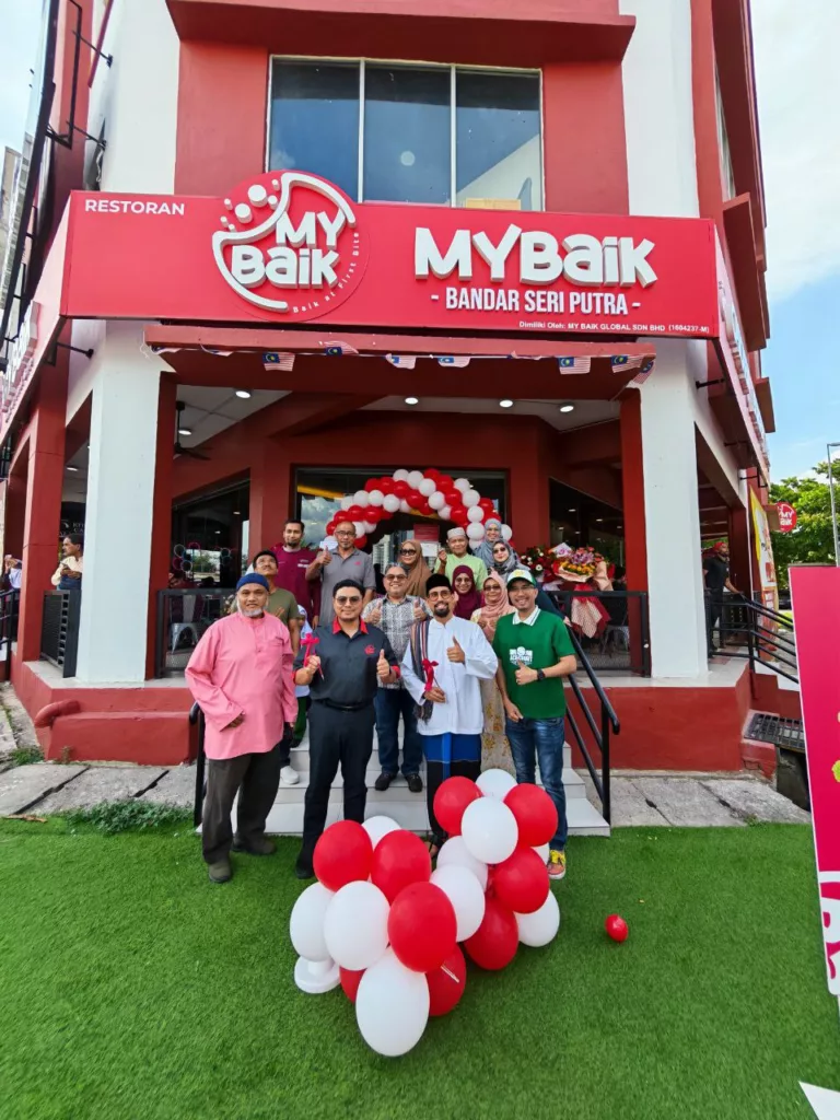 Dulu Peguam, Kini Usahawan Ayam Goreng! MyBaik Fastfood Muslim Buatan Malaysia Pertama Dilancarkan di Bandar Seri Putra