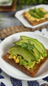 Avocado Scrambled Egg Toast Sedap Sarapan Sihat & Mengenyangkan!