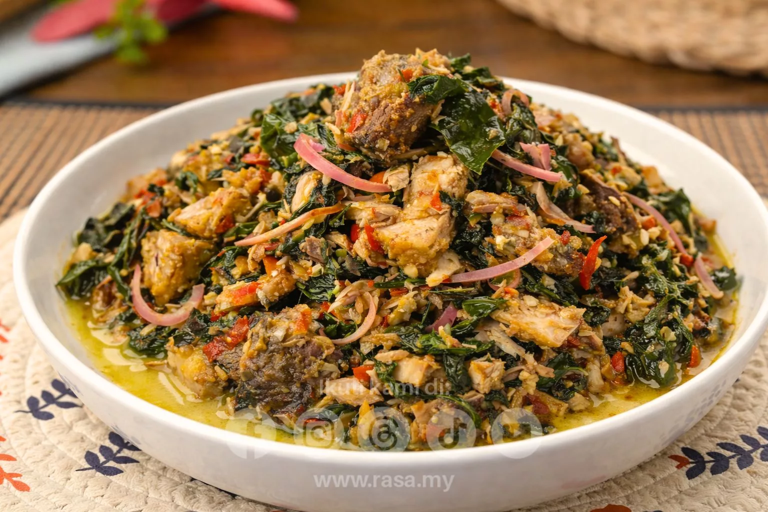 Sambal Ikan Tongkol Pucuk Ubi Paling Padu. Pedas Berlemak, Memang Bikin Ketagih!