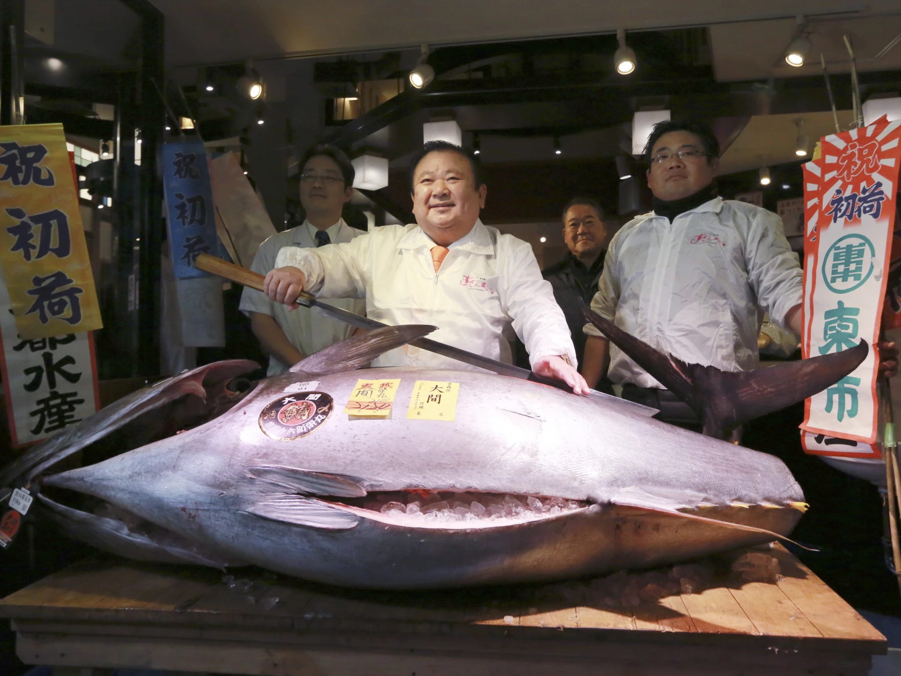 Usahawan Sushi Di Jepun, Pecah Rekod Tertinggi Bida TUNA SIRIP BIRU Gergasi Seberat 243 Kilogram Harga RM13.5 Juta!