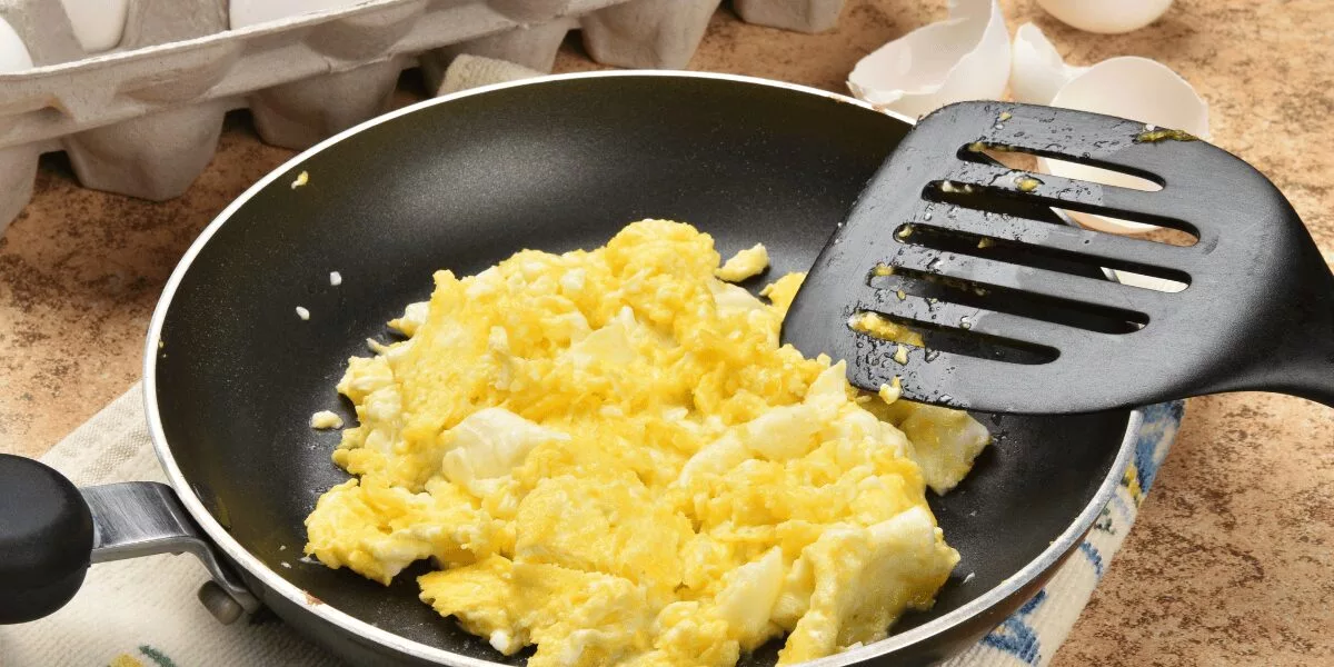 Resipi ‘SCRAMBLED EGGS’ Kegemaran Ratu Elizabeth II Tambah Serbuk Buah Pala & Parutan Lemon!