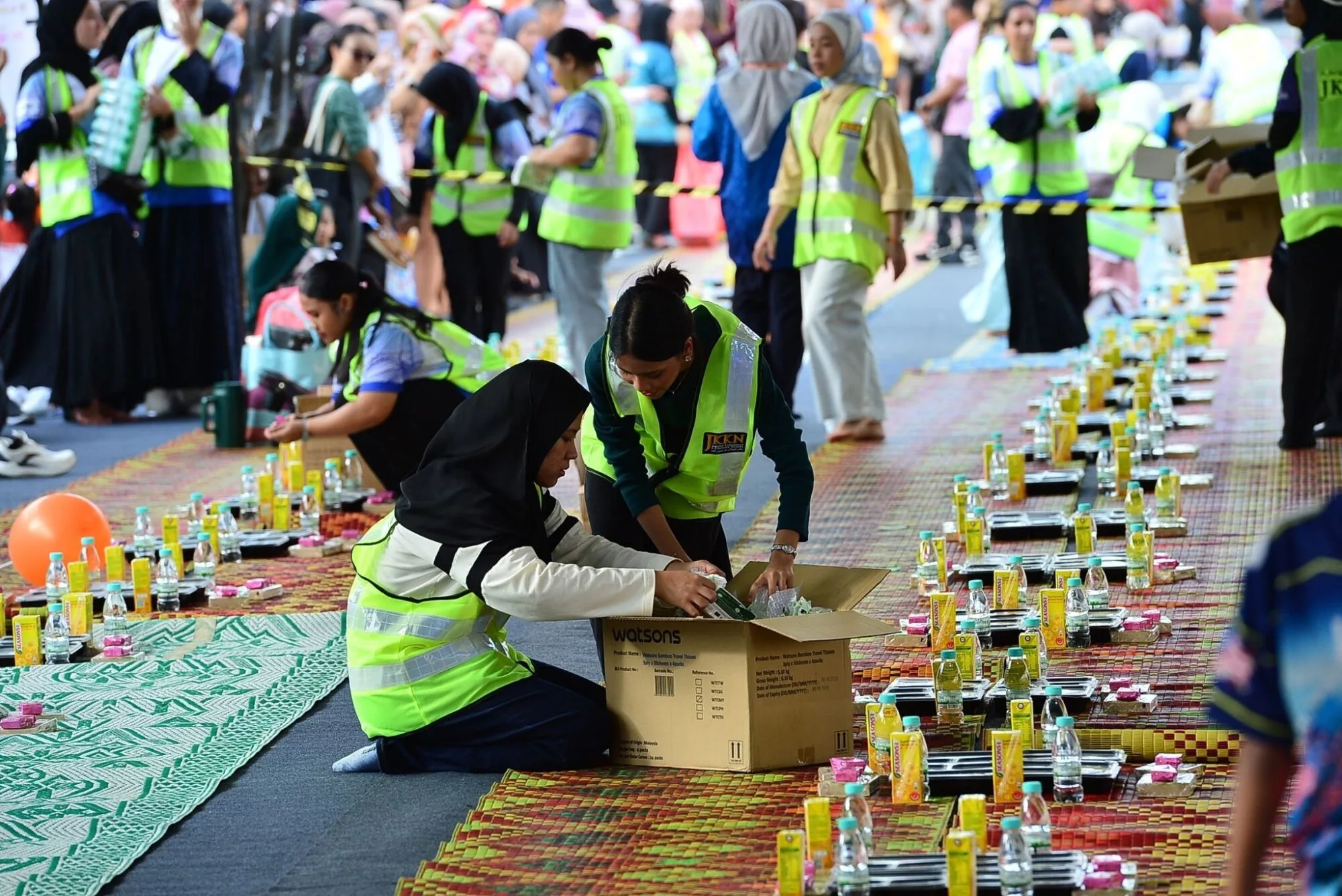Bubur Lambuk Rewang Abang Bomba 2026 Cipta Sejarah, 16,000 Pek Satukan Rakyat Di Dataran Merdeka 68 Bubur Lambuk Rewang Abang Bomba 2026 Cipta Sejarah, 16,000 Pek Satukan Rakyat Di Dataran Merdeka