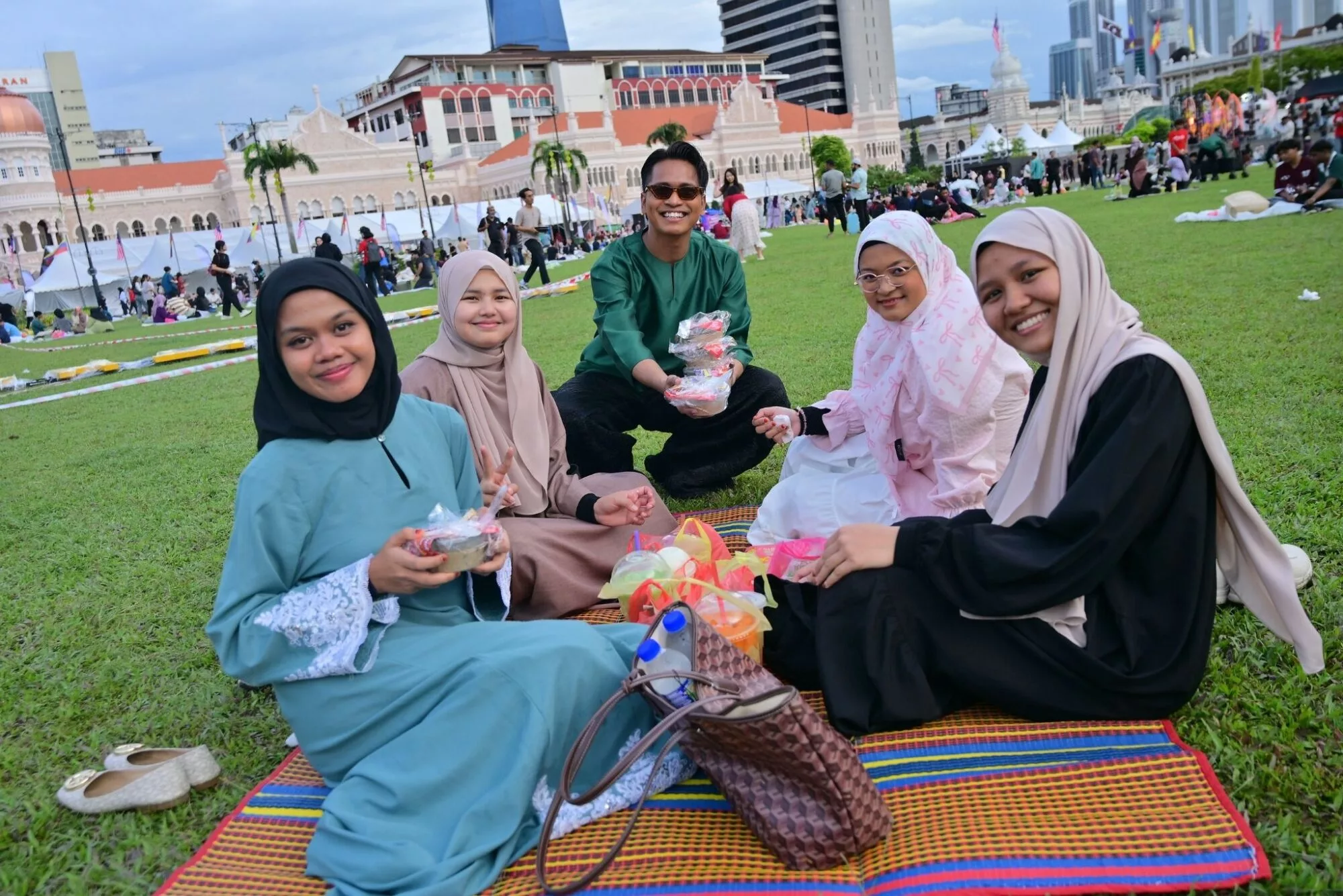 Bubur Lambuk Rewang Abang Bomba 2026 Cipta Sejarah, 16,000 Pek Satukan Rakyat Di Dataran Merdeka 69 Bubur Lambuk Rewang Abang Bomba 2026 Cipta Sejarah, 16,000 Pek Satukan Rakyat Di Dataran Merdeka