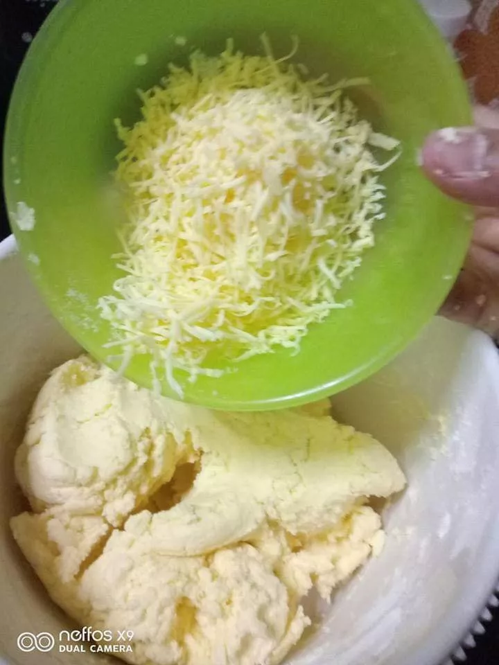 Resipi BANGKIT CHEESE Cair Di Mulut, Bakar Garing Baru Sedap Bila Gigit Terasa Keju Parut!