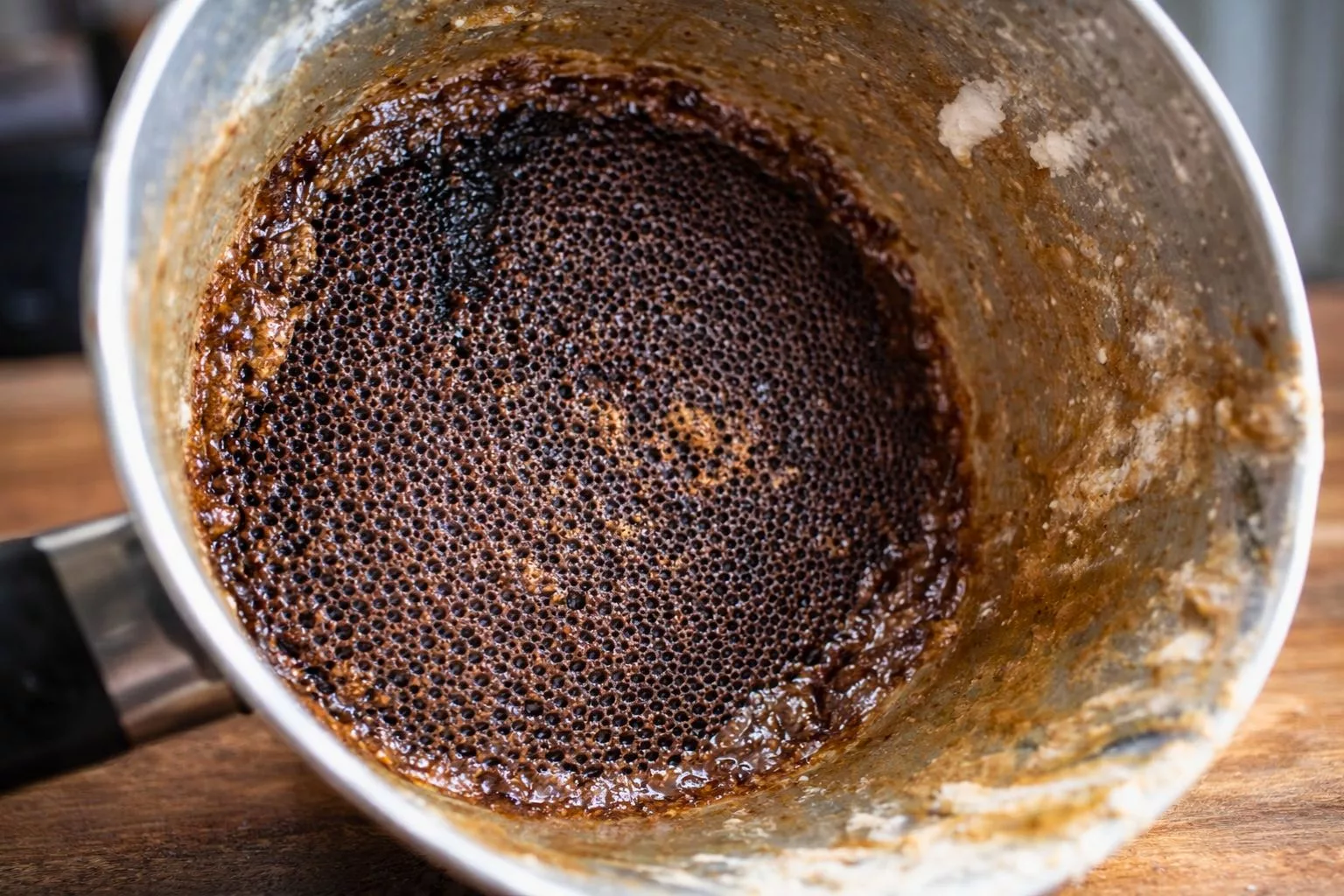 Cara Hilangkan Kerak Periuk: 6 Tips Mudah & Berkesan Tanpa Sabun!