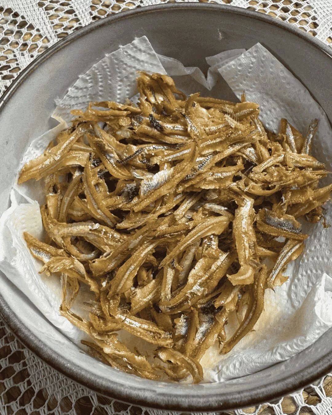 Begini Caranya Goreng Ikan Bilis Kekal Rangup & Garing Guna Cuka & Asam Keping!