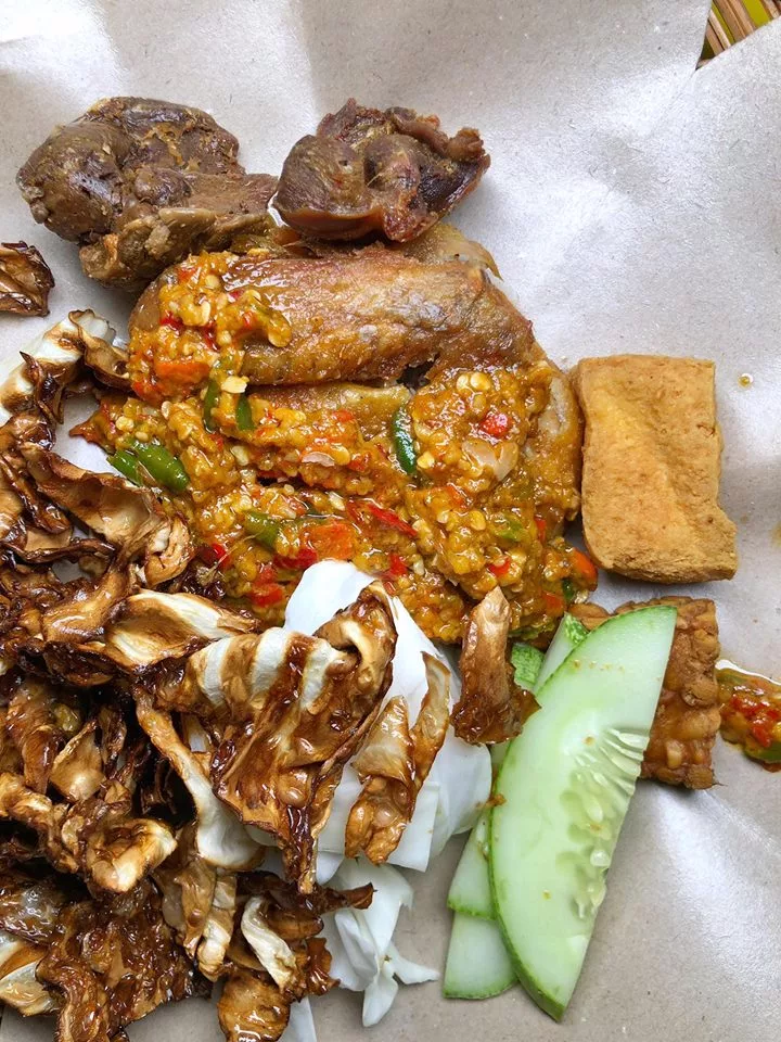Sebab Ayam Penyet, Ayam Geprek & Ayam Gepuk, Ramai Sanggup Beratur Panjang!