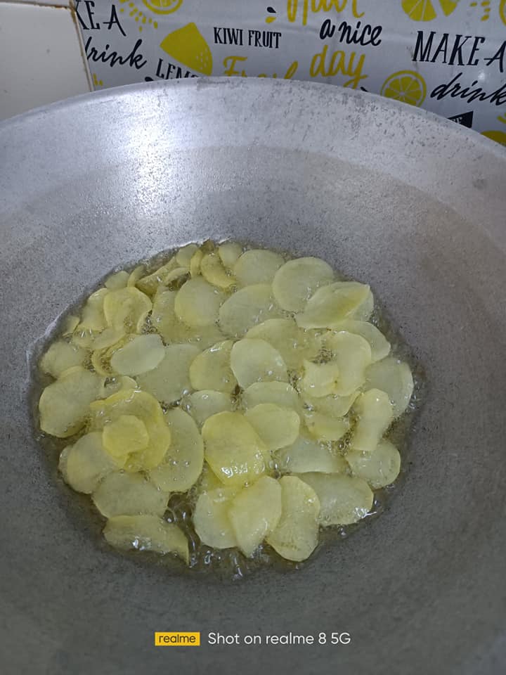 Cara Buat Kerepek Kentang Homemade, Rangup & Nipis, Goreng Cantik Tak Hangit! 14 Cara Buat Kerepek Kentang Homemade, Rangup & Nipis, Goreng Cantik Tak Hangit!