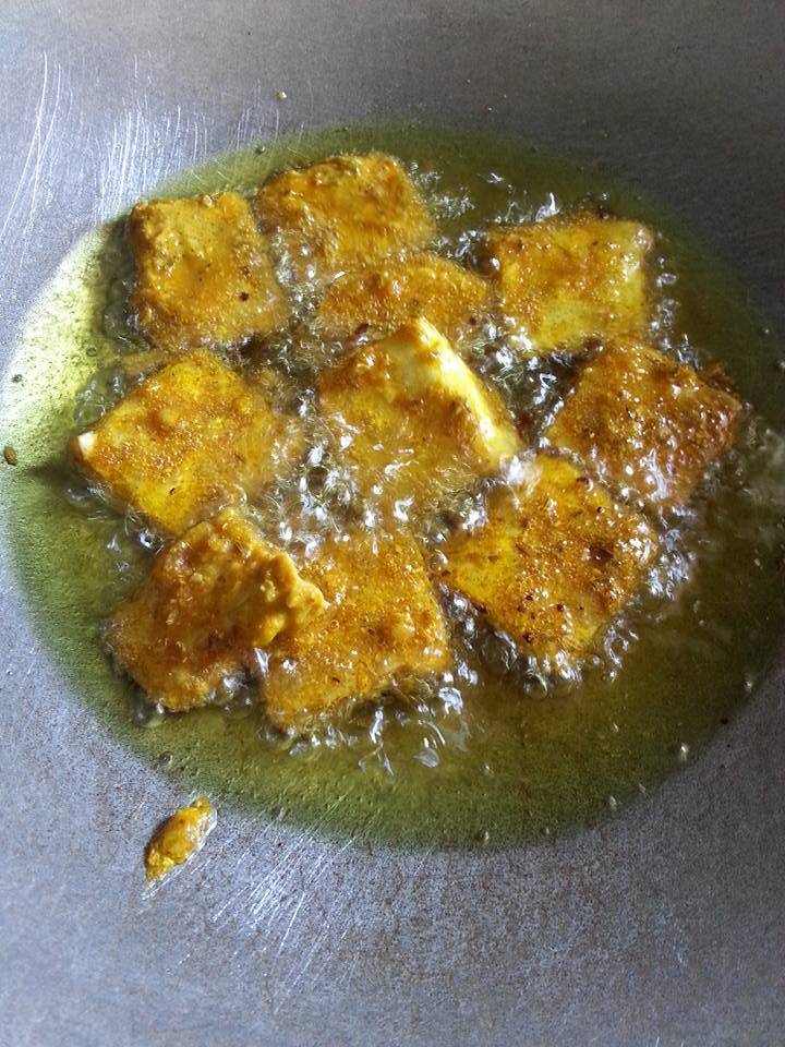 Tempe Goreng Berempah Lebih Sedap & Rangup, Kisar Bawang Putih Sekali!