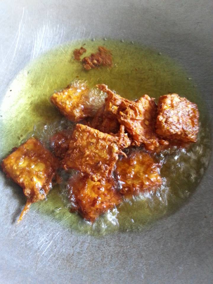 Tempe Goreng Berempah Lebih Sedap & Rangup, Kisar Bawang Putih Sekali!