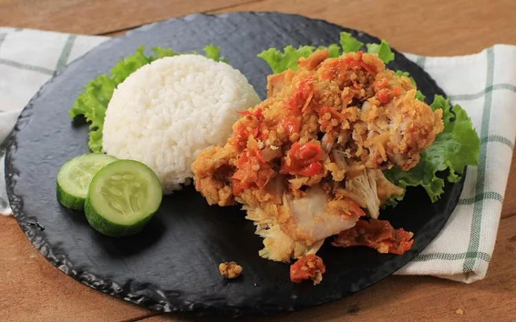 Sebab Ayam Penyet, Ayam Geprek & Ayam Gepuk, Ramai Sanggup Beratur Panjang!