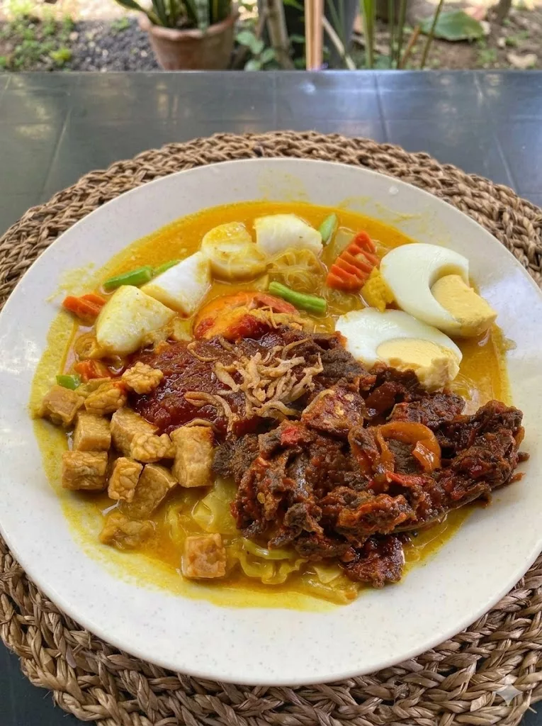 Resipi Lontong Betawi, Kuah Lodeh Rasa Lebih Lemak Berempah Luar Biasa Sedap!