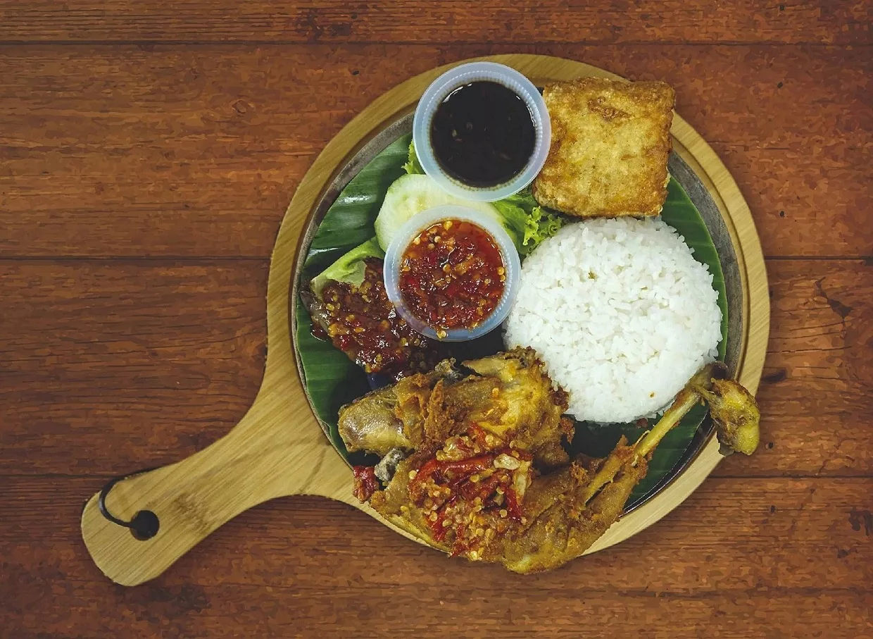 Sebab Ayam Penyet, Ayam Geprek & Ayam Gepuk, Ramai Sanggup Beratur Panjang!