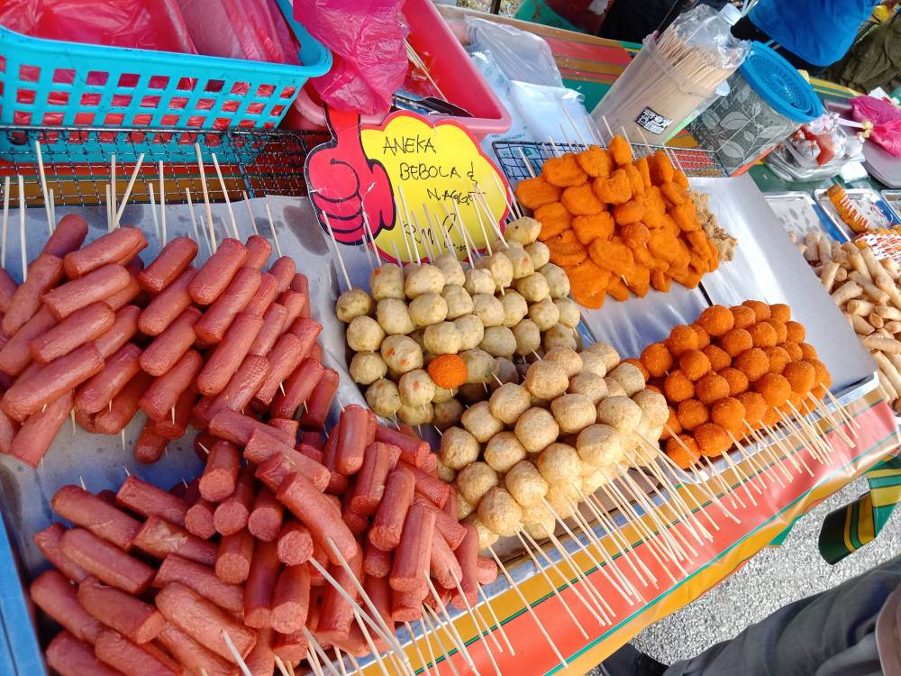 Peniaga Pasar Malam Kongsi Tip Goreng Sosej Cantik, Elok Gebu Tak Kecut Berkedut!