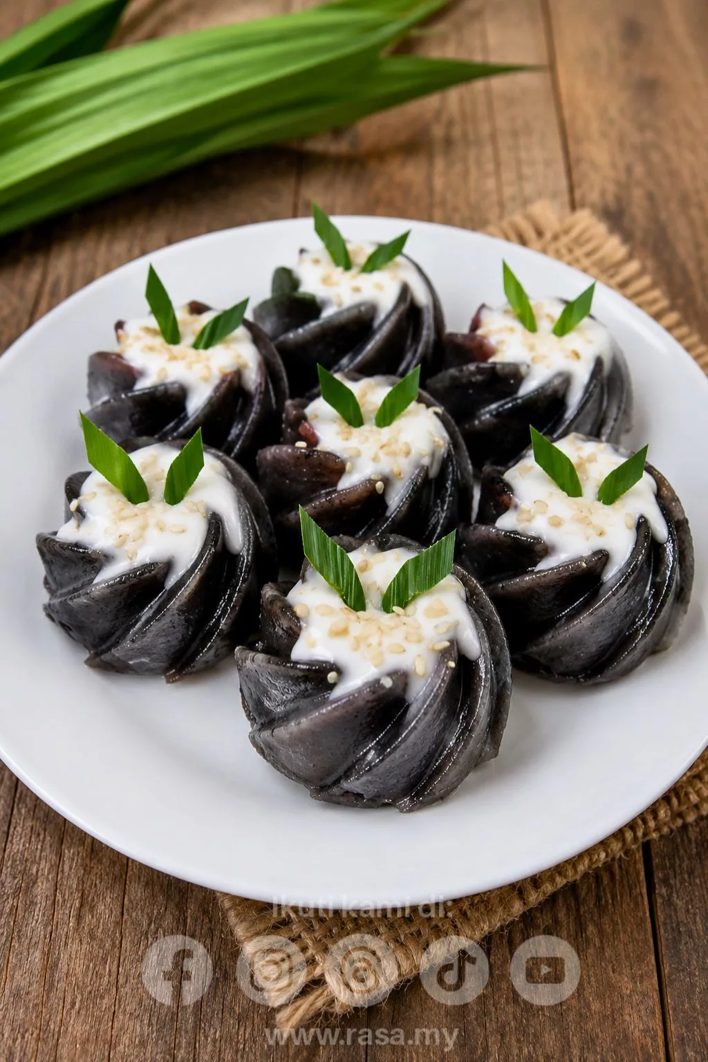 Kuih Kaswi Beras Pulut Hitam Paling Gebu & Lemak Manis, Resipi Tradisional Yang Memikat Selera 9 Kuih Kaswi Beras Pulut Hitam Paling Gebu & Lemak Manis, Resipi Tradisional Yang Memikat Selera