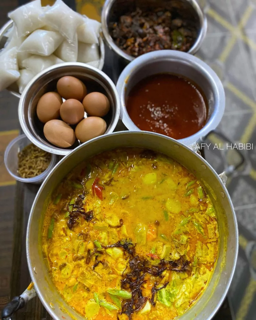Kuah Lontong Betawi Paling Padu, Rahsia Kuah Pekat Berempah Yang Memang Menggoda Selera