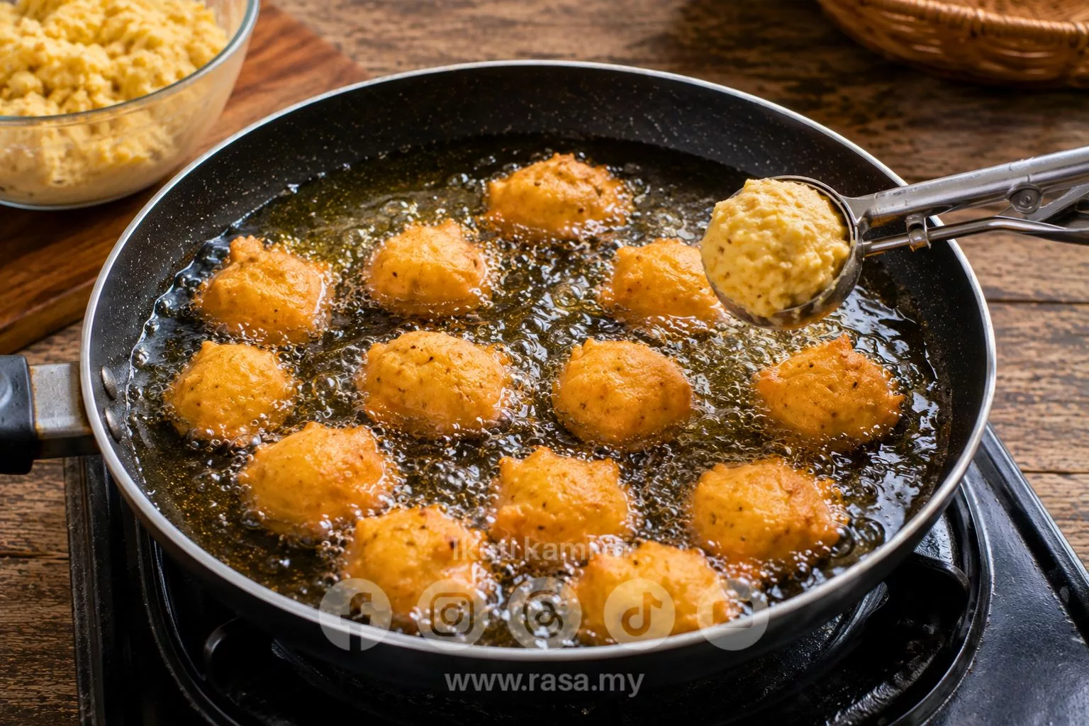 Cekodok Roti Gula Paling Gebu & Sedap, Cara Mudah Habiskan Roti Lebihan