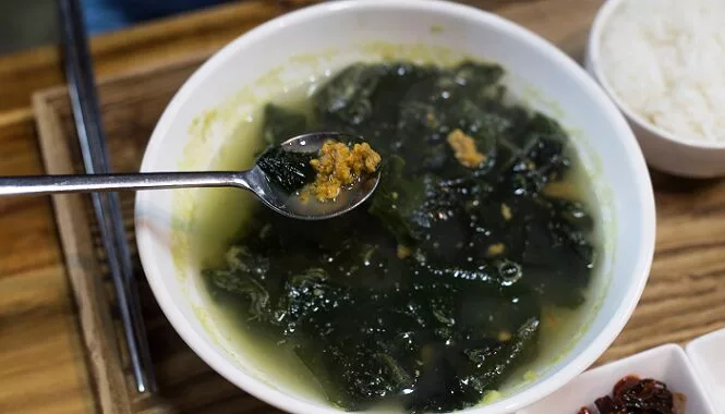 Tradisi Budaya Korea, Simbolik Makan Sup Rumpai Laut ‘Miyeok-Guk’ Pada Hari Jadi