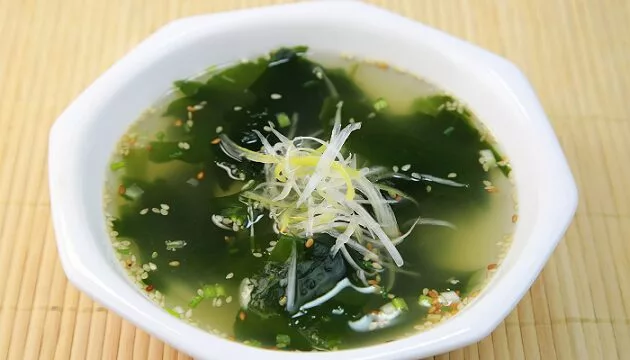Tradisi Budaya Korea, Simbolik Makan Sup Rumpai Laut ‘Miyeok-Guk’ Pada Hari Jadi