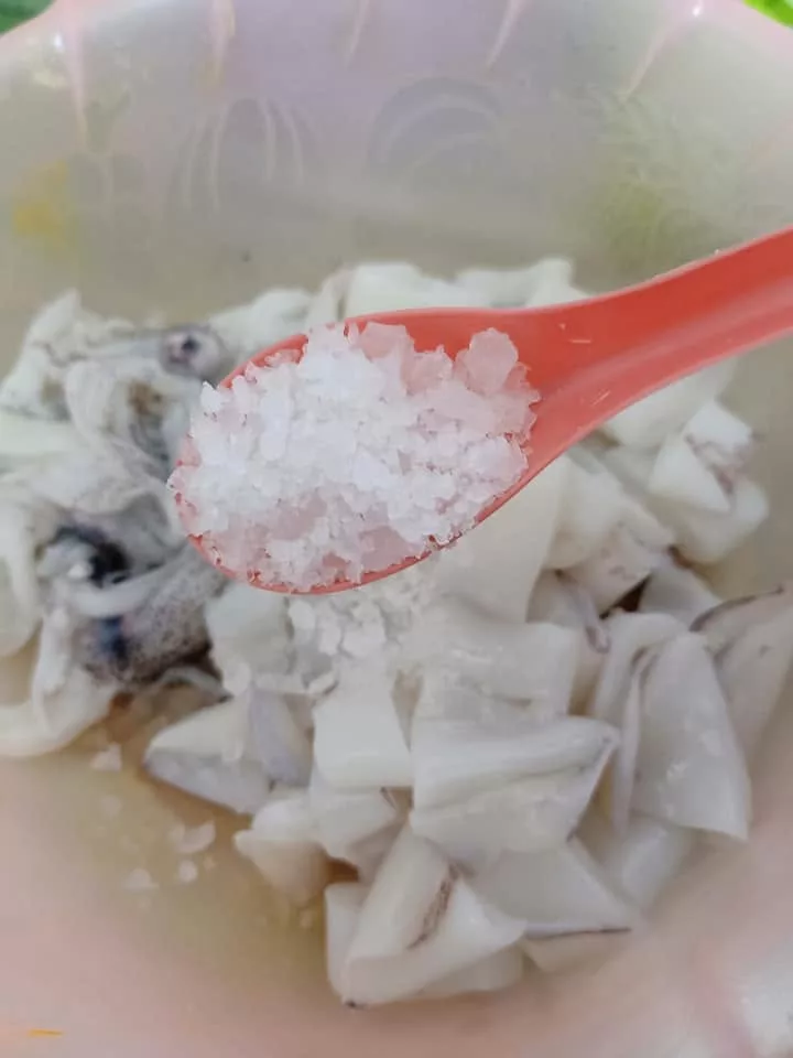 Tip Masak Sotong Jadi Pejal & Tak Berair, Ramas Dengan Garam
