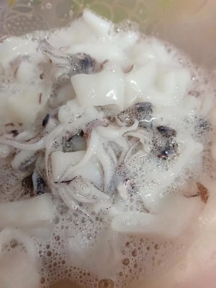 Tip Masak Sotong Jadi Pejal & Tak Berair, Ramas Dengan Garam