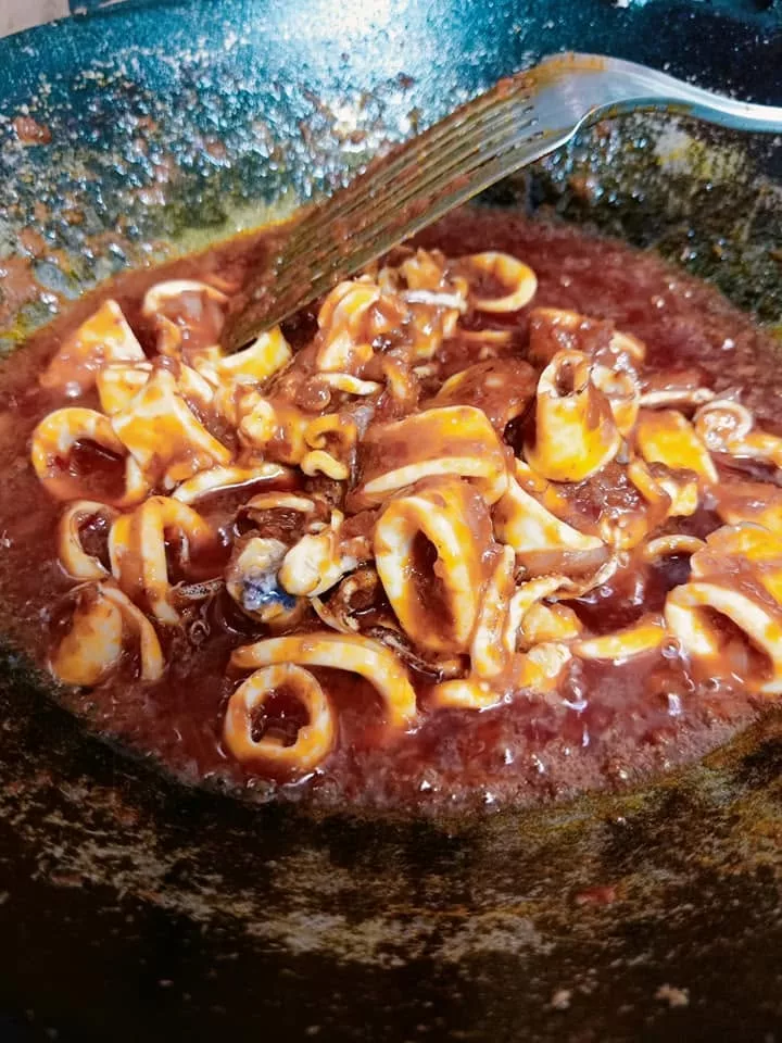 Tip Masak Sotong Jadi Pejal & Tak Berair, Ramas Dengan Garam