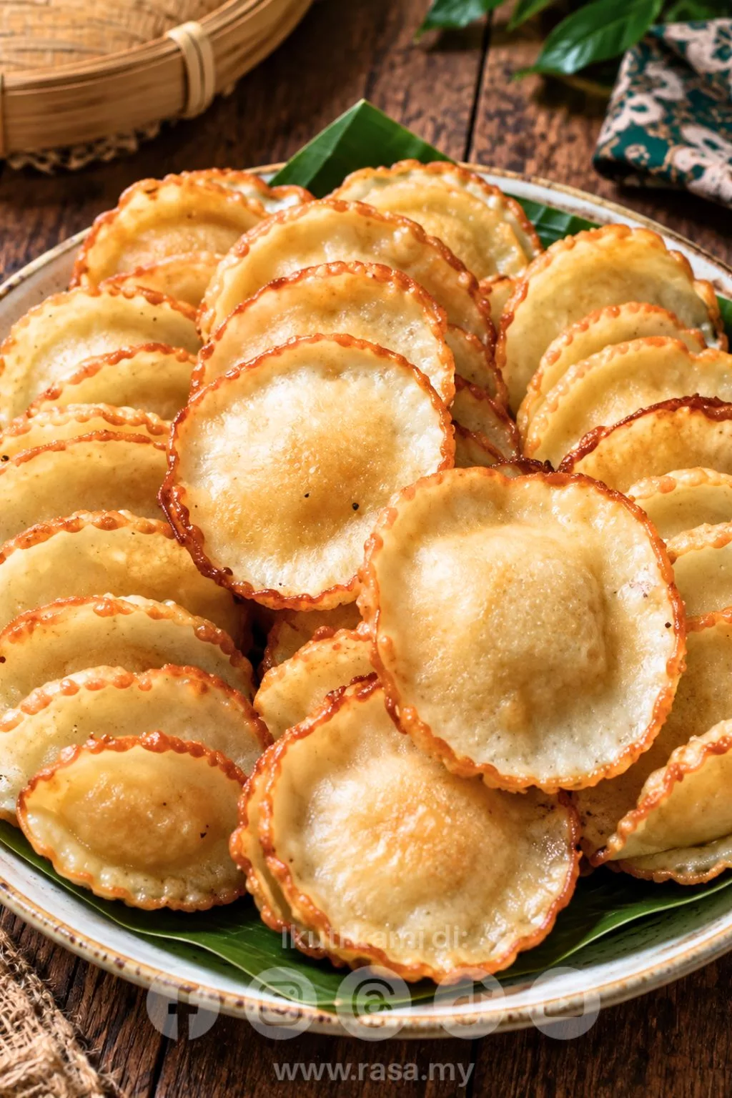 kuih cucur topi